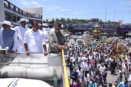 CM, Ministers receive grand welcome in Ambaari bus